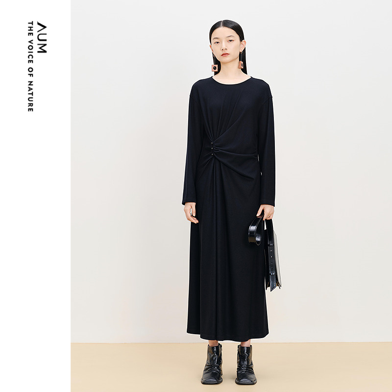【商场同款】AUM噢姆冬季可机洗羊毛圆领收腰连衣裙黑色休闲长裙
