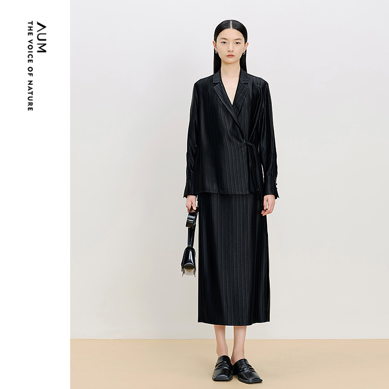 【轻松套装】AUM噢姆春季缎面条纹肌理感黑色西装衬衫上衣半身裙