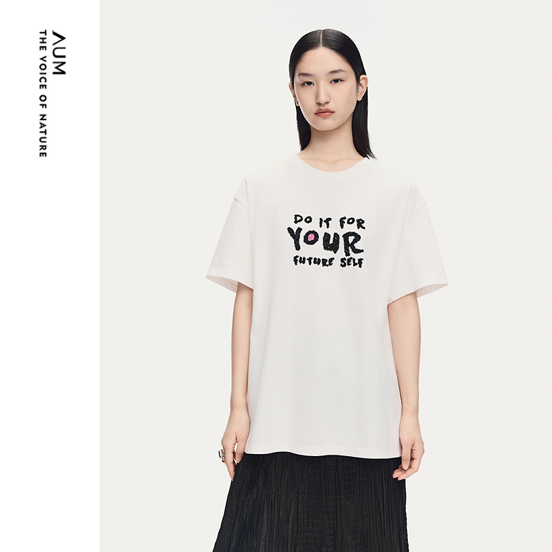 【商场同款】AUM噢姆2025年秋季新款棉感圆领宽松刺绣短袖上衣女