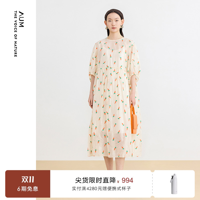 腰部细褶结合泡泡袖更显小女生的可爱