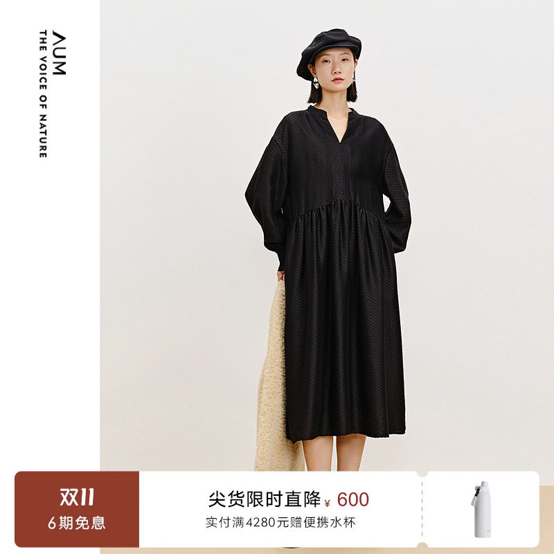 【天猫臻选】AUM噢姆2025年秋季新款波点肌理宽松收腰黑色连衣裙