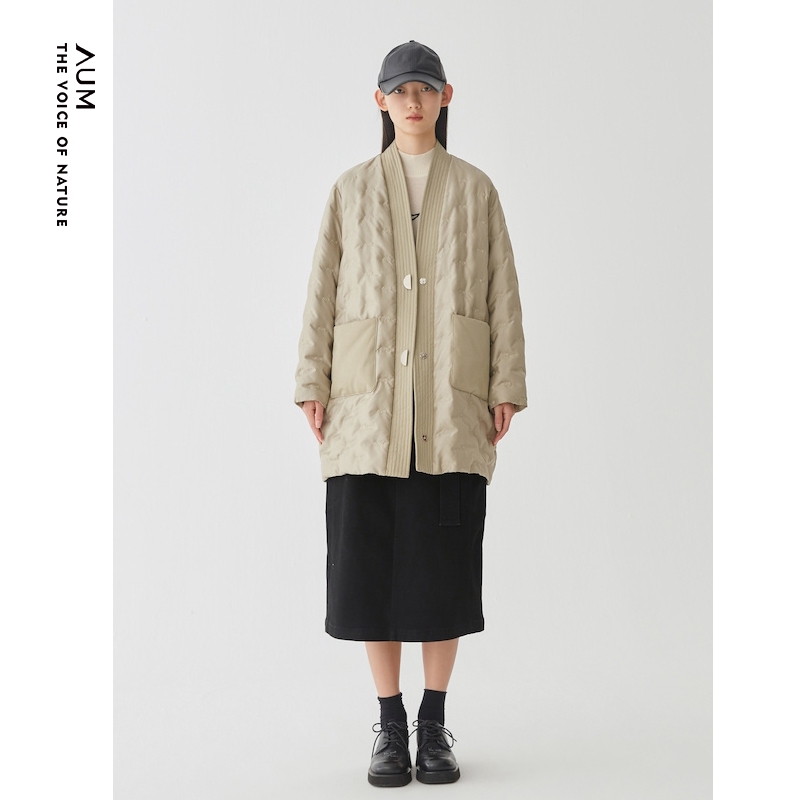 【新意羽绒】AUM噢姆冬季中长款斗篷式刺绣宽松绗线鹅绒羽绒服女