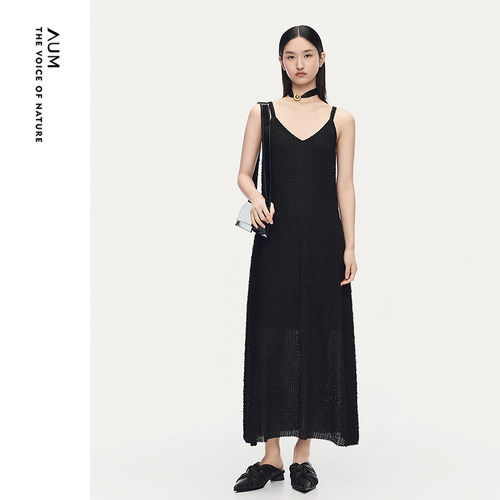 【缪斯裙】AUM噢姆2025年秋季新款蕾丝波浪条V领黑色吊带连衣裙女
