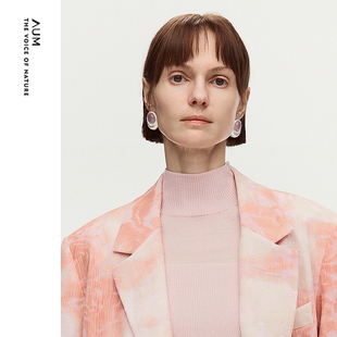 新款 AUM噢姆2026年春季 优雅粉玛瑙拉丝金属耳钉配饰 灵感搭配