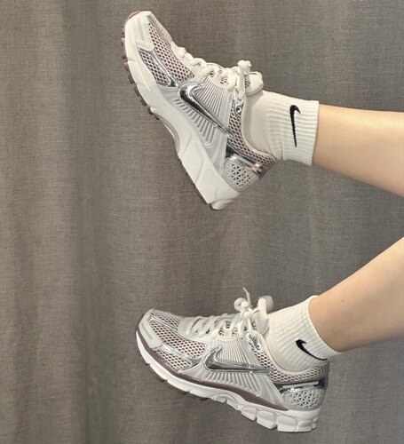 NikeZoomVomero 5低帮休闲训练城市通勤跑步鞋 女白银HV6417-001