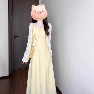 2026早春季高级感夏日绝美黄色背带连衣裙子新款女装长裙针织套装