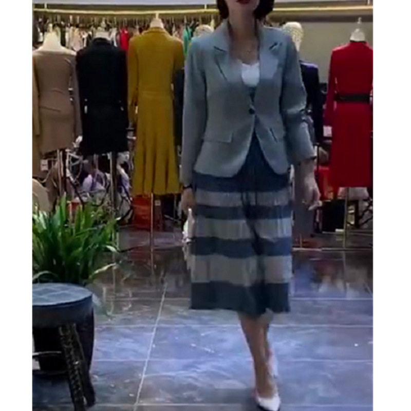 发9012大爱美依缘2025春季新款时尚两件套蓝色西服外套半身裙女装