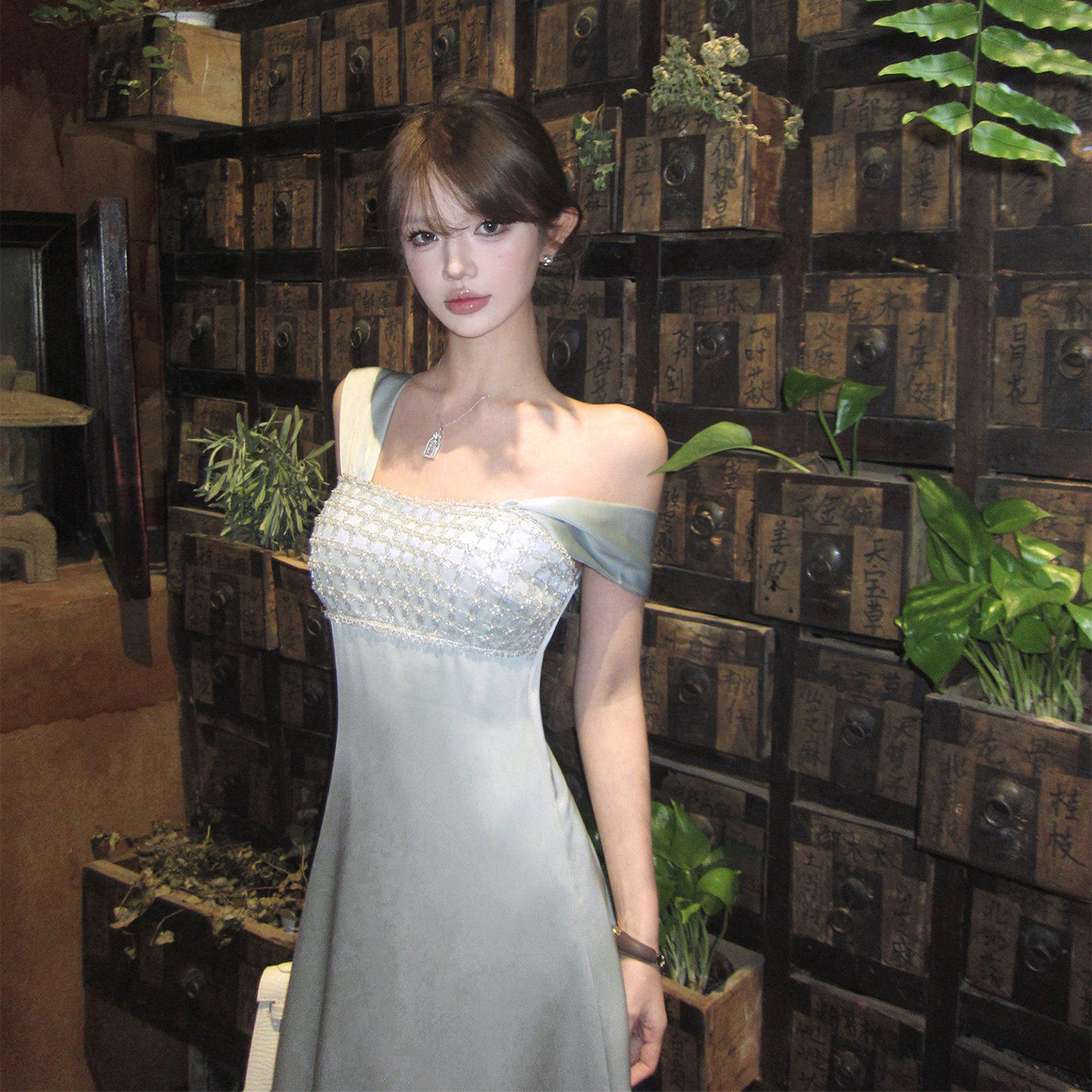 法式重工珠片蓝色缎面吊带连衣裙女2026新款轻奢气质宴会礼服长裙