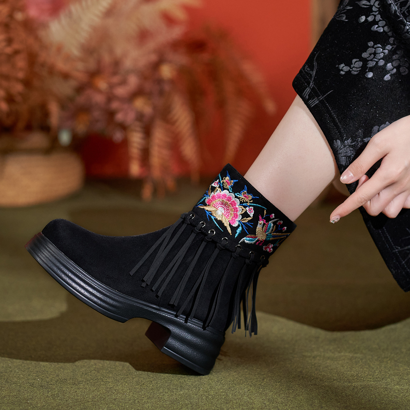 秋冬新款流苏靴中式民族风绣花靴厚底软底百搭年轻款旗袍靴女加绒