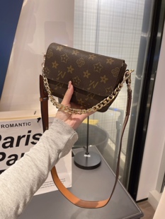 优草坊女包2023新款高品质单肩斜挎包网红复古邮差包高级感相机包