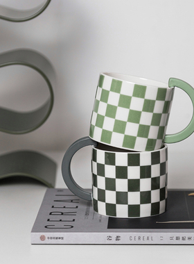 时常ins复古棋盘格马克杯北欧小众设计陶瓷杯子家用咖啡情侣水杯