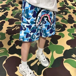 潮牌APE猿人鲨鱼迷彩夜光短裤男女情侣潮流宽松休闲五分裤沙滩裤