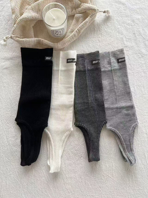 大苌巾247-8欧货超薄竖条踩脚袜套m字母潮流中筒夹趾袜子