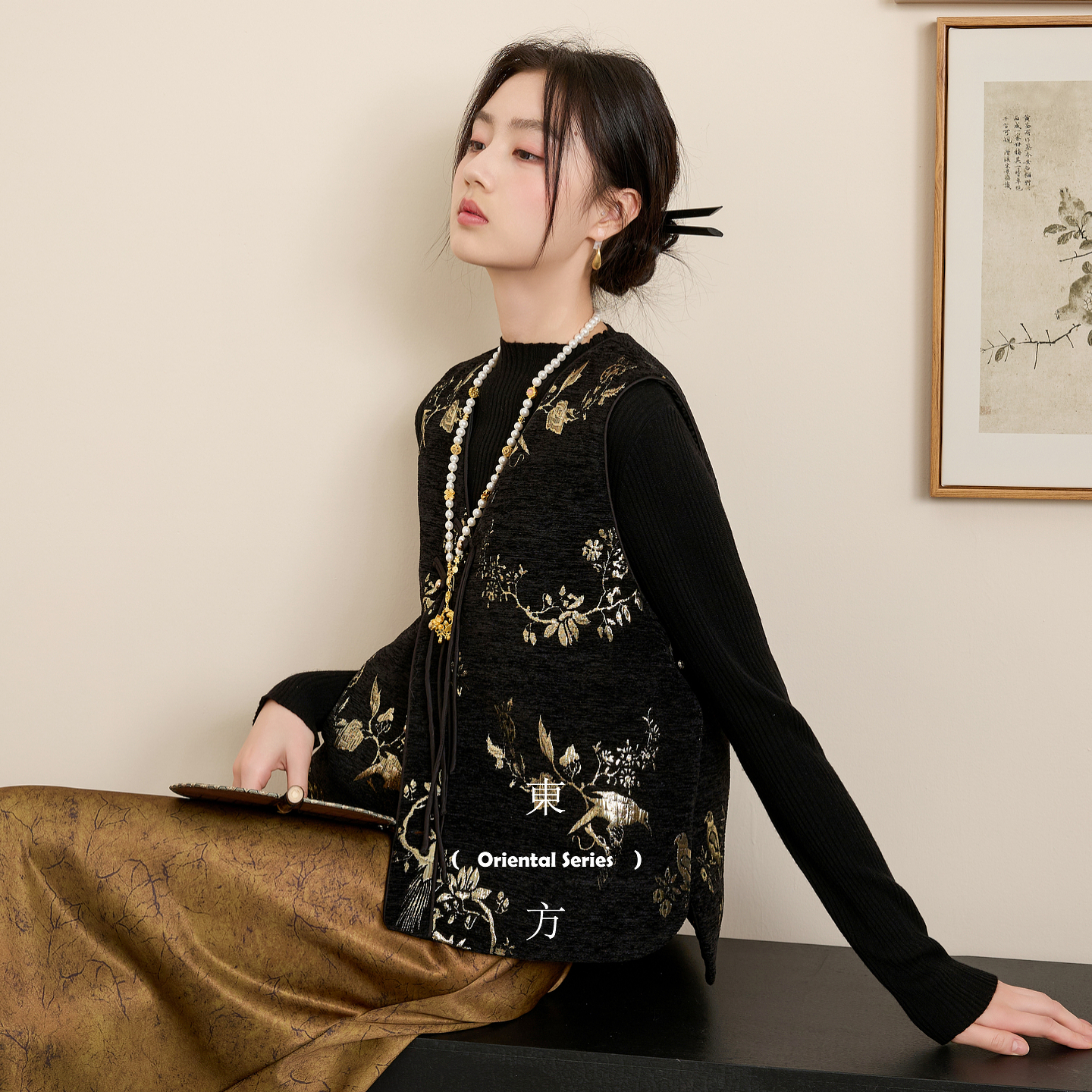 三彩【鎏金浮梦】2025冬季新款新中式马甲V领盘扣提花无袖棉服女