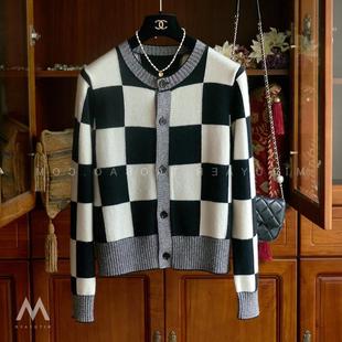 日系将棋盘格进行到底 时髦洋气门襟撞色黑白棋盘格羊毛羊绒针织