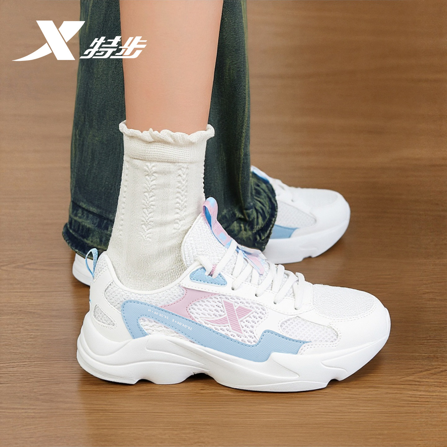 特步女鞋透气网面运动鞋图片