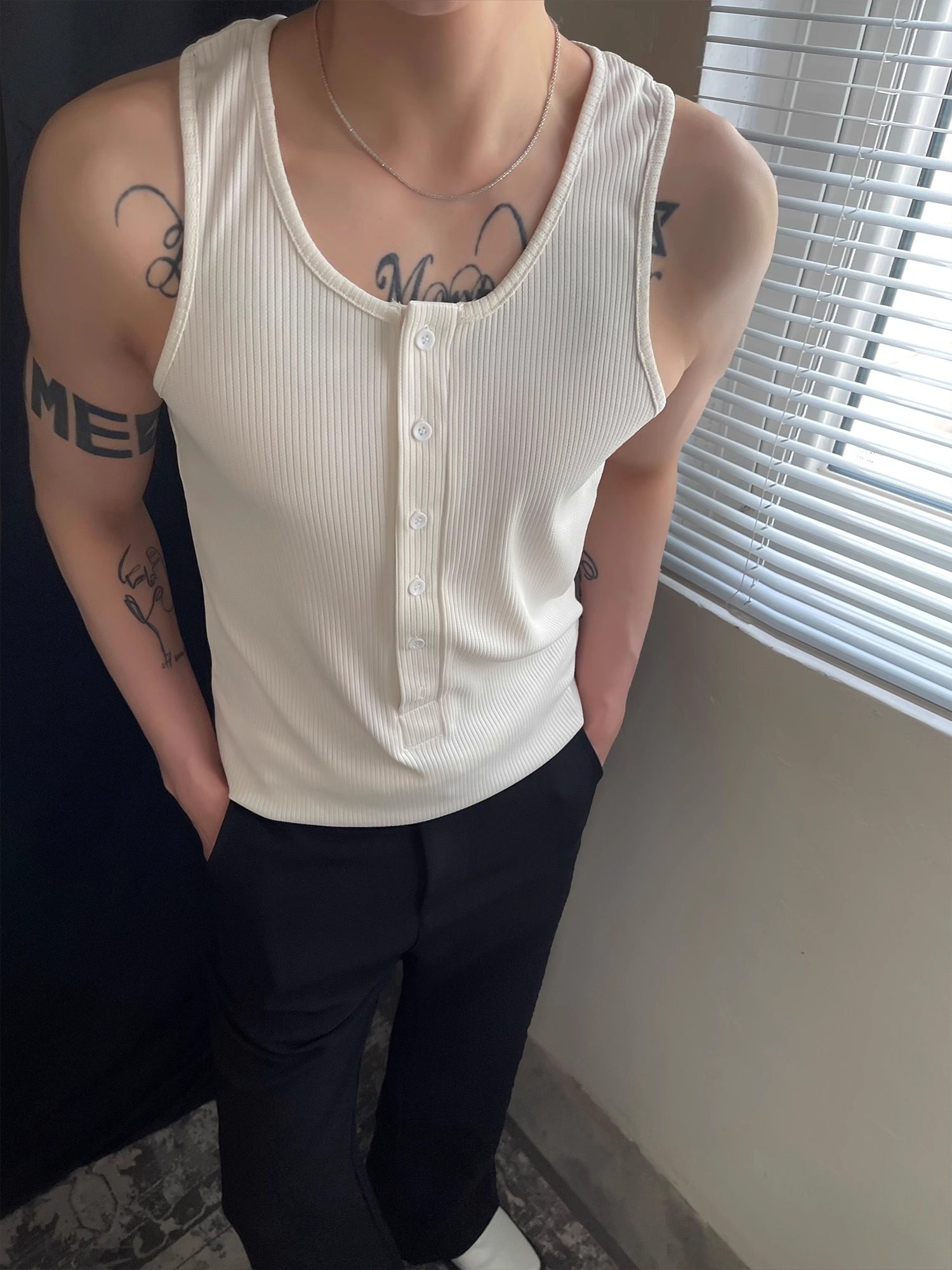 MION 极简派对 夏季薄款亨利领背心设计感坑条无袖马甲纯色男女图片