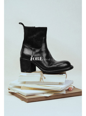 IORE理想矿石设计原创 安静却有力量 极简水洗马皮粗高跟圆头短靴