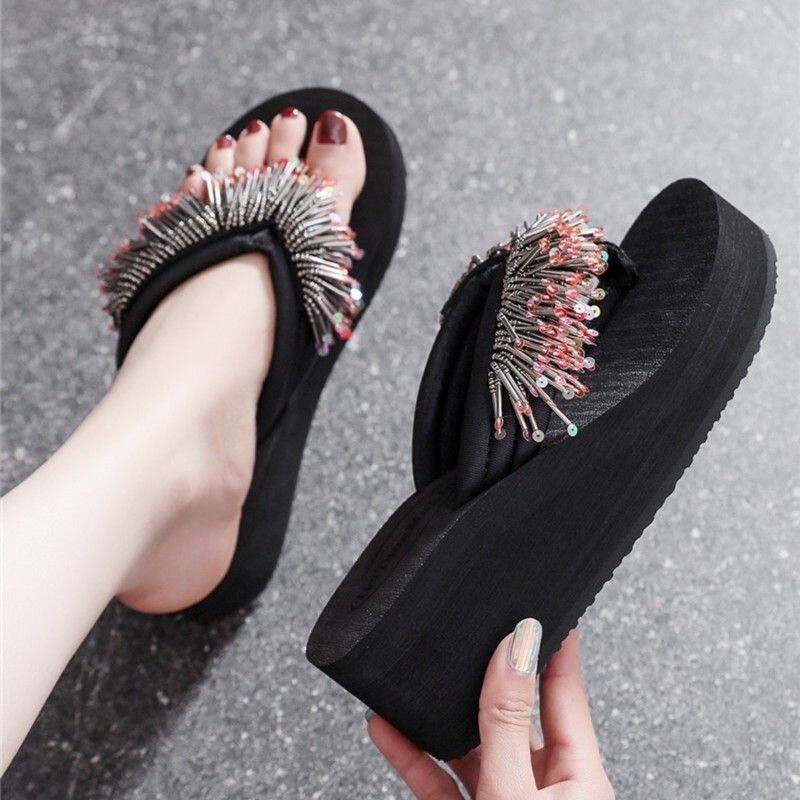 2026爆款水钻鞋女夏外出高级沙滩鞋时尚新款海边高颜值厚底人字拖