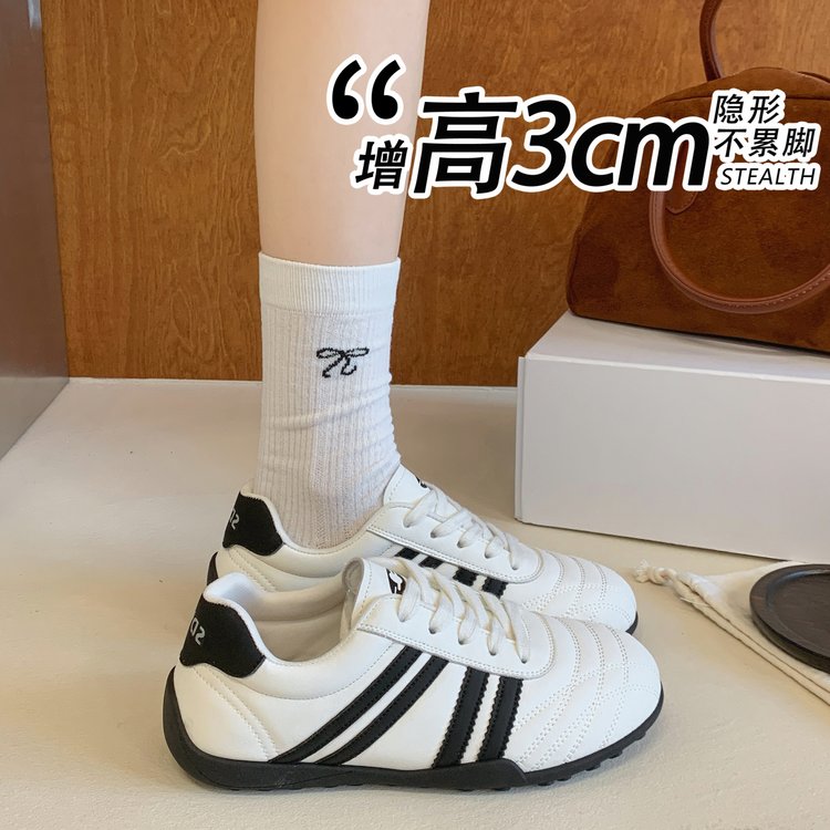软底德训鞋女春秋足球风轻便运动鞋百搭平底不磨脚通勤休闲阿甘鞋