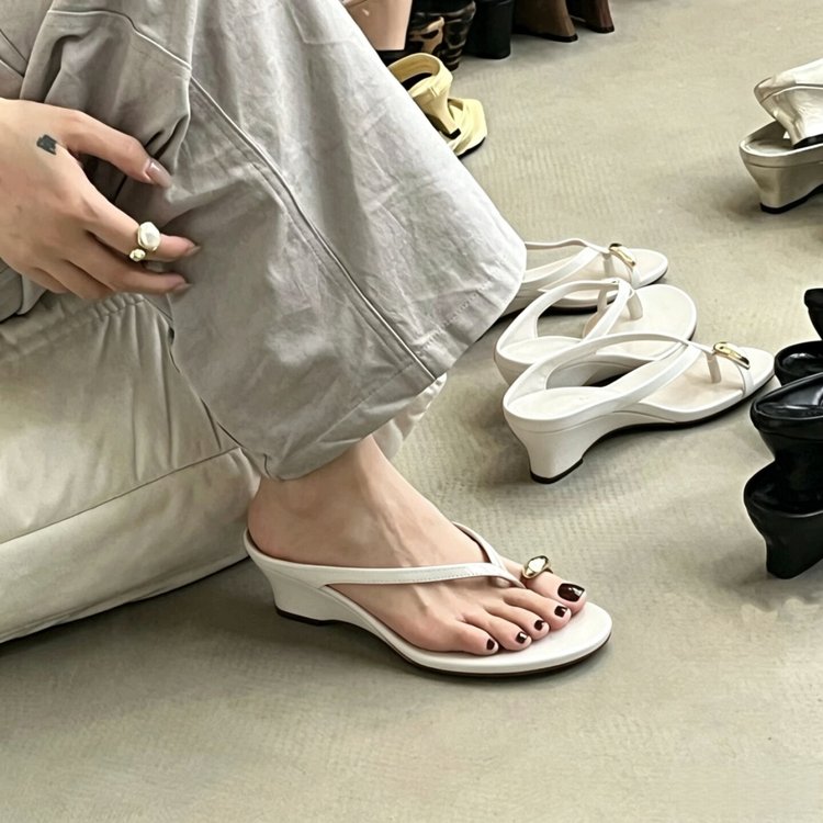 套趾人字拖女方头亮皮坡跟气质外穿显瘦夹趾复古时装休闲凉拖鞋女