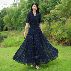 2026夏季新款气质V领波点连衣裙收腰显瘦大摆旅游度假风长裙子