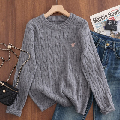 圆领慵懒风宽松针织麻花绣花毛衣