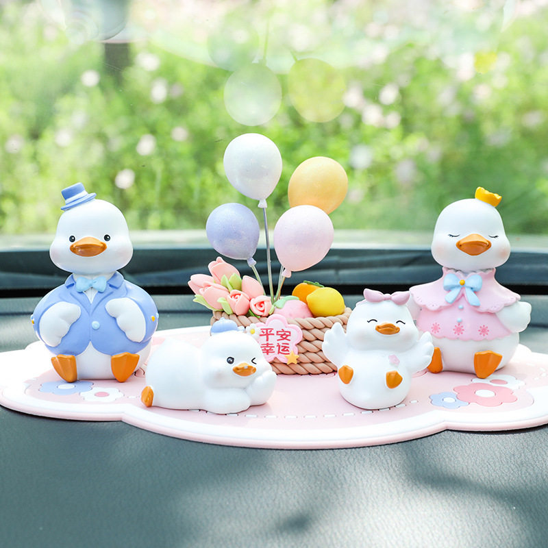 新款momo鸭汽车中控台装饰摆件女神车内装饰品漂亮可爱高档小黄鸭