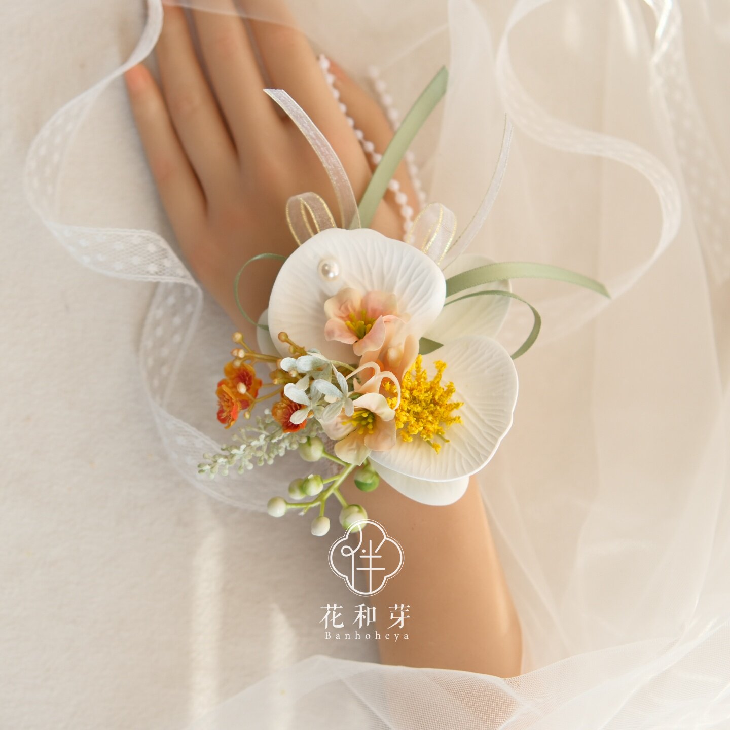 原创 唯美白绿橙蝴蝶兰花活动结婚胸花新郎伴娘姐妹团表演手腕花