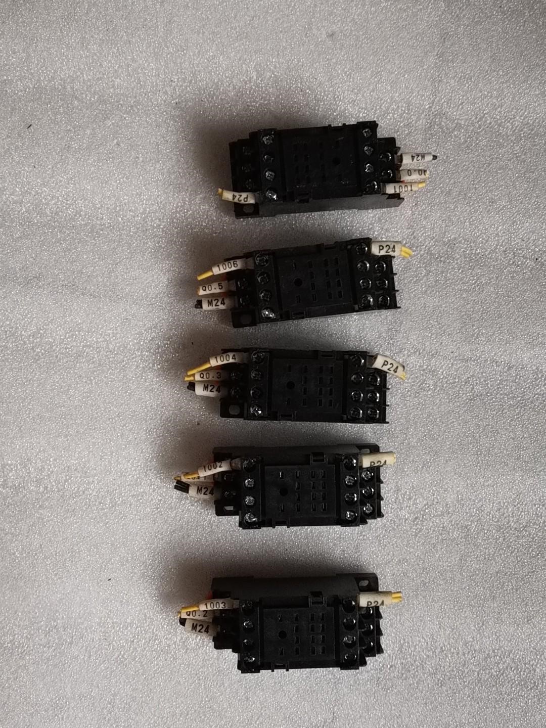 Schneider 型号：RXZE1M4C