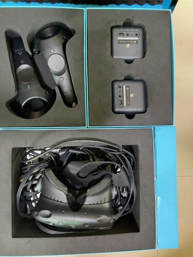 htc vive 应该是初代vr设备 带定位器手柄全套