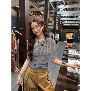 【呼呼严选专享】三吉黑花【风铃鸟】手工钉珠混色斜肩绑带衫短袖