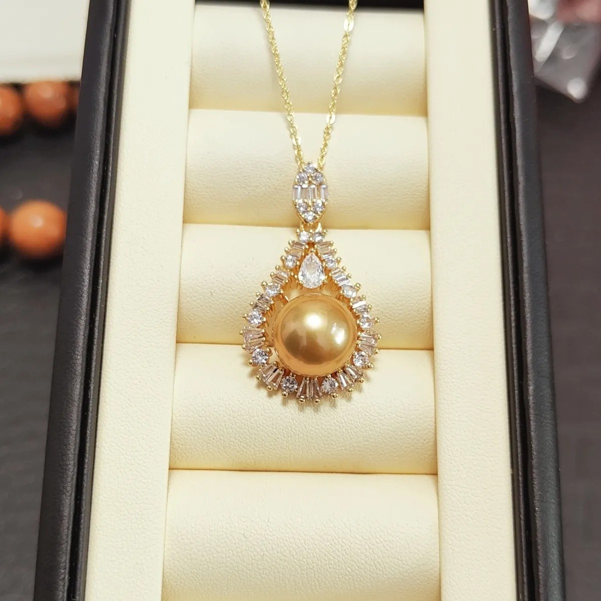 天然高档精工金珍珠个性百搭满钻石镶嵌吊坠 纯银正圆微瑕精致款