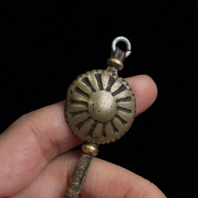 西藏古代铜雕莲花托甲扣
