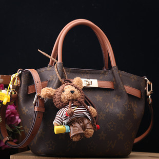 优草坊正品2026新款小熊挂件手提包女高级感百搭单肩斜挎包休闲风