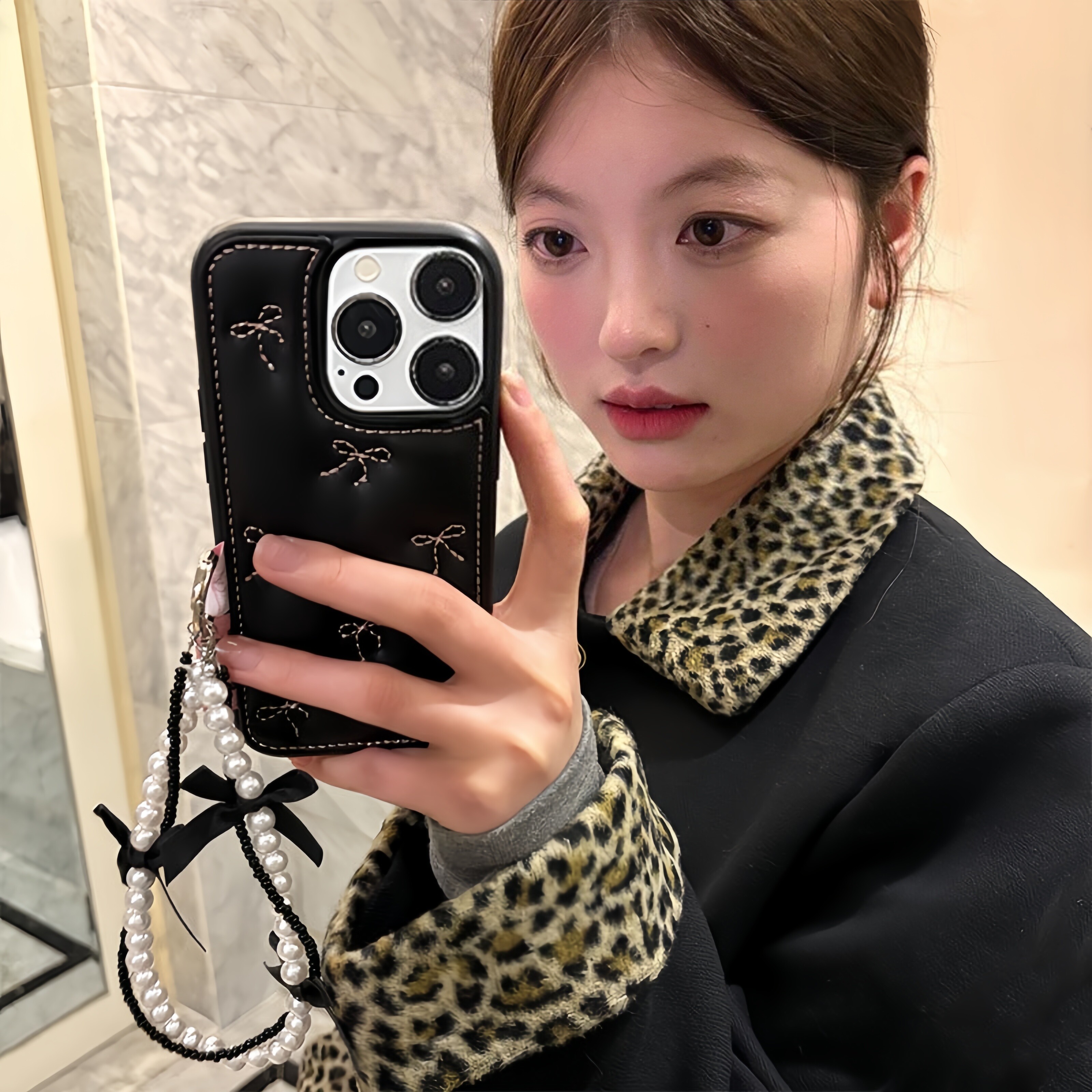 新款秋冬ins风皮纹刺绣蝴蝶结适用苹果17Pro简约高级感16Promax小众全包保护套15个性14防摔手机壳13女