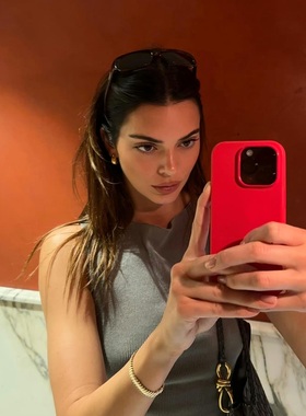 Kendall肯豆手机壳王嘉尔同款中国正红色本命年液态适用iphone17苹果15promax16圣诞节新年新婚礼跨年保护壳