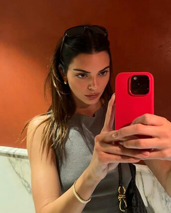 Kendall肯豆手机壳王嘉尔同款中国正红色本命年液态适用iphone17苹果15promax16圣诞节新年新婚礼跨年保护壳