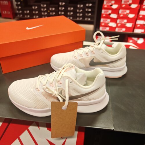 耐克NIKE RUN SWIFT 3女款百搭低帮网面透气缓震跑步鞋DR2698