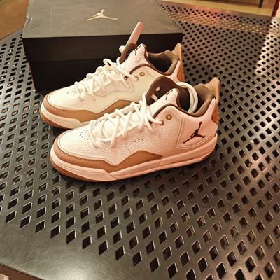 耐克JORDAN COURTSIDE 23 小藤原浩大童女子中帮复古篮球鞋FQ6861