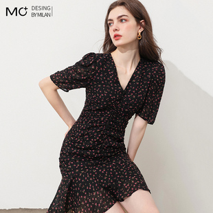 V领遮肚子连衣裙女2026夏季新款碎花裙小众简约短袖收腰A字裙短款