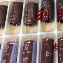 75V680UF 发货80V680UF别克GL8凯迪拉克SRX发动机电脑板电容16*30