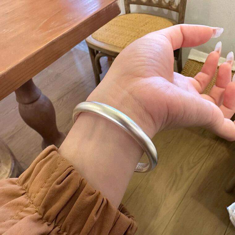 新款贵妃镯子哑光闪砂泥鳅背宽版磨砂实心闭口手镯镀纯银手链手饰