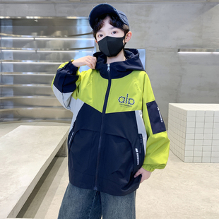 儿童装男童外套春秋款2026新款春季冲锋衣酷帅中大童男孩春装衣服