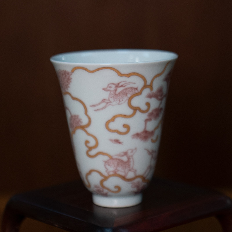 龙圣华苑 景德镇谷雨山房金勾手绘釉里红描金云中鹿高钟杯主人杯