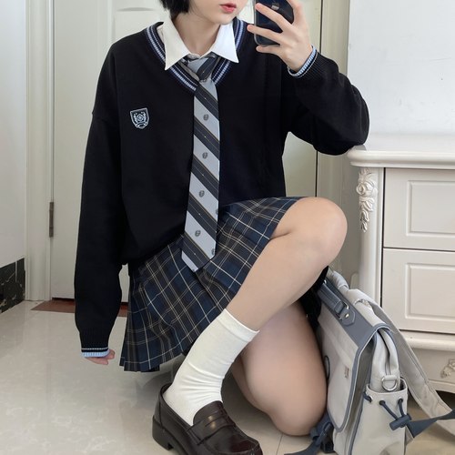 潘特维拉冬有夏V领针织毛衣
