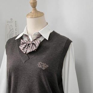 樱发发毛衣背心JK制服叠穿刺绣V领套头纯色针织马甲 潘特维拉