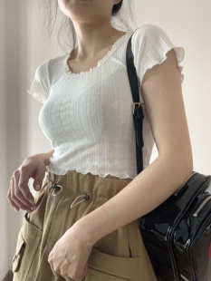 Komorebis // 圆领蕾丝领边打底木耳边微透短袖T恤