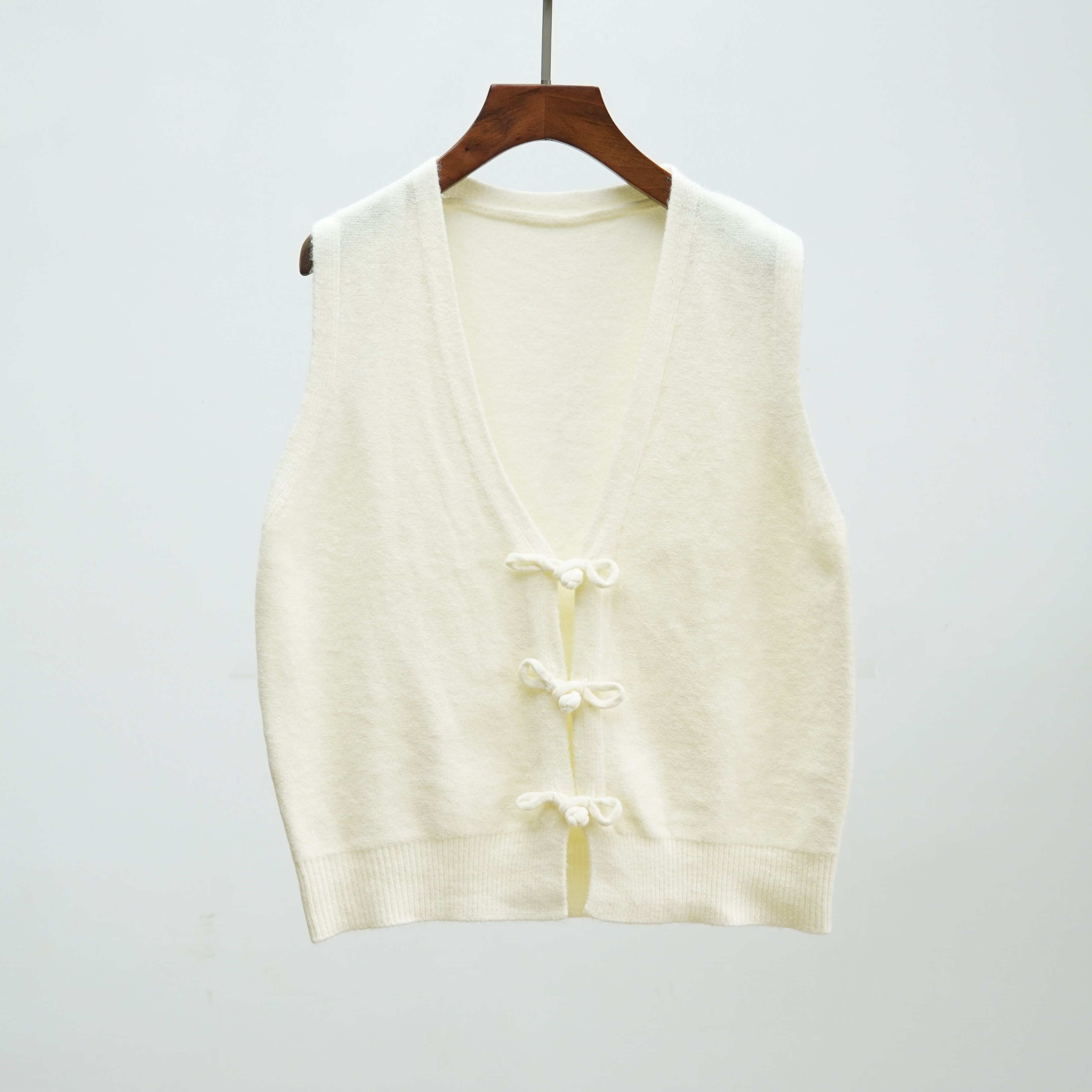 043 2025新款秋冬V领盘扣针织马甲背心女士叠穿坎肩毛衣开衫上衣