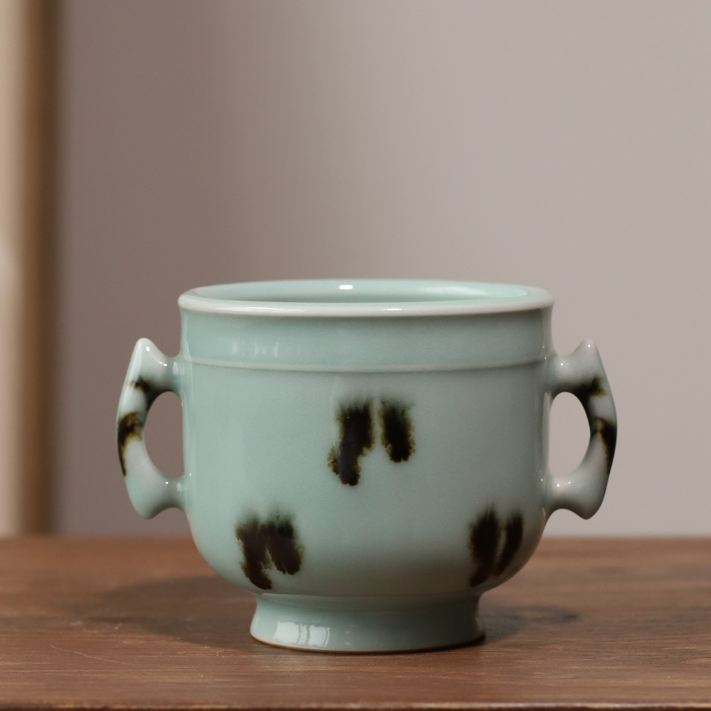 汝窑铁斑飞青工艺双耳炉